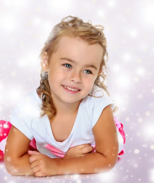 Beautiful little girl lying on the floor, and what youre dreami — Stock Photo, Image