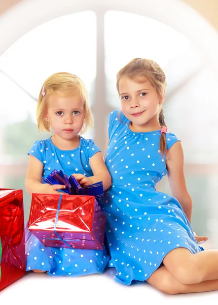 Dos hermanas con un regalo —  Fotos de Stock