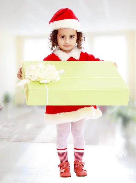 Menina no traje de Papai Noel com presente — Fotografia de Stock