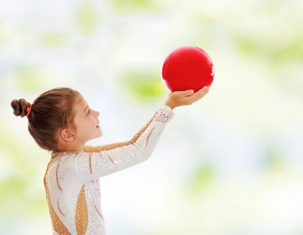 Weinig gymnast met een bal — Stockfoto