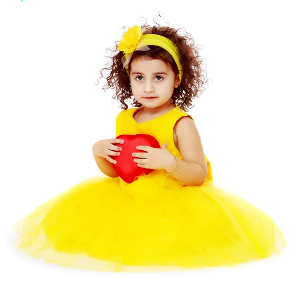 Little girl holds heart — Stock fotografie