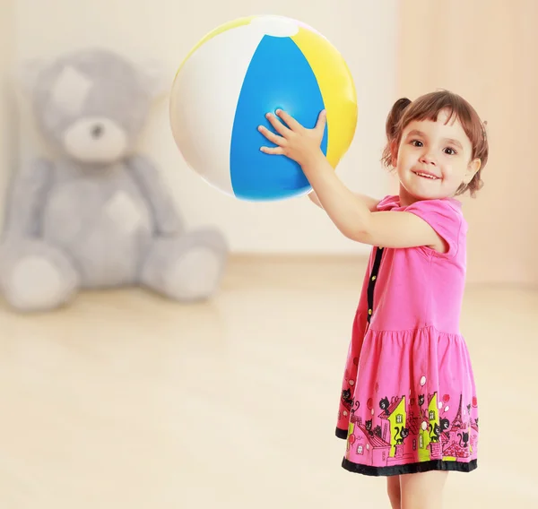 A menina com a bola virada para o lado — Fotografia de Stock