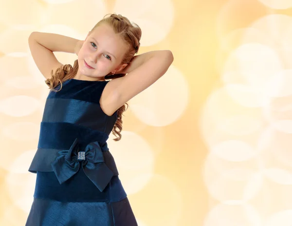 Hermosa niña vestida con un vestido azul . — Foto de Stock