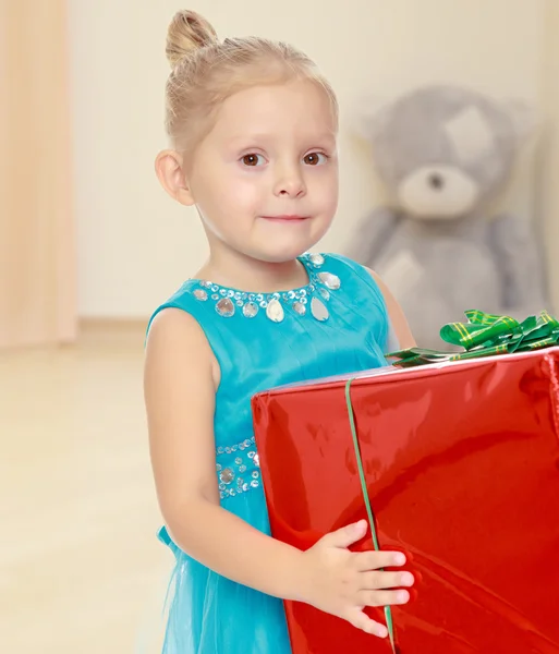 The girl holds the box — Stock Photo, Image