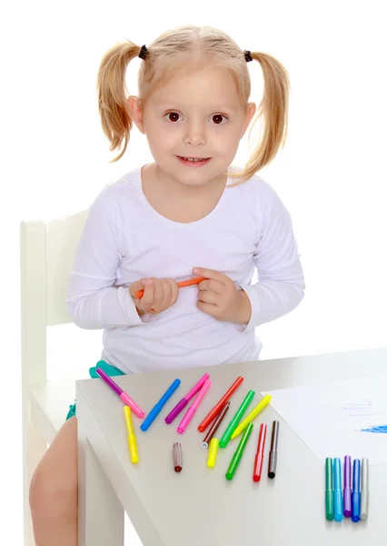 The girl draws with markers — Stock Photo, Image