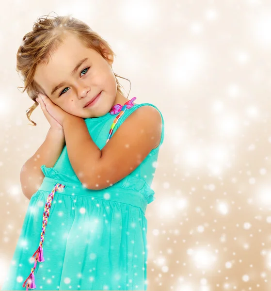 Menina bronzeada bonita em um vestido azul . — Fotografia de Stock