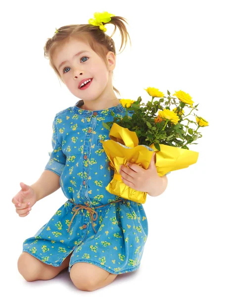 Dziewczyna z bukietem żółtych kwiatów — Zdjęcie stockowe