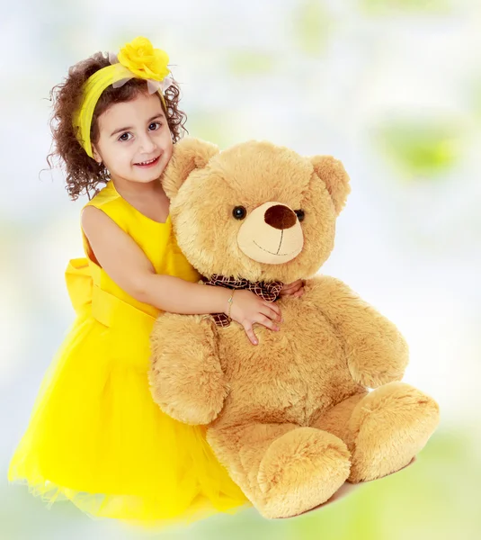 Küçük bir kız oyuncak ayı sarılma — Stok fotoğraf