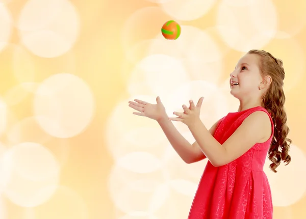 The little girl throws the ball up — Stock Photo, Image