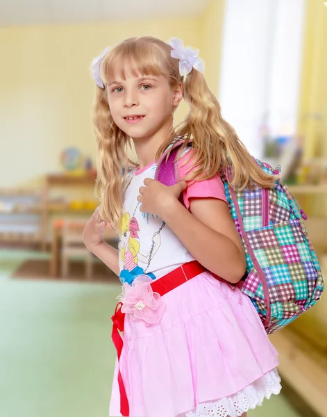 Flicka med skolan ryggsäck — Stockfoto