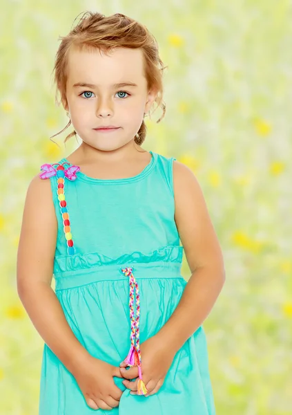 Mooie weinig gelooid meisje in een blauwe jurk. — Stockfoto