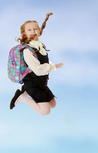 Lány iskolás a váll mögött egy táska ugrik — Stock Fotó