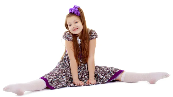 Schönes kleines Mädchen sitzt auf Bindfäden — Stockfoto