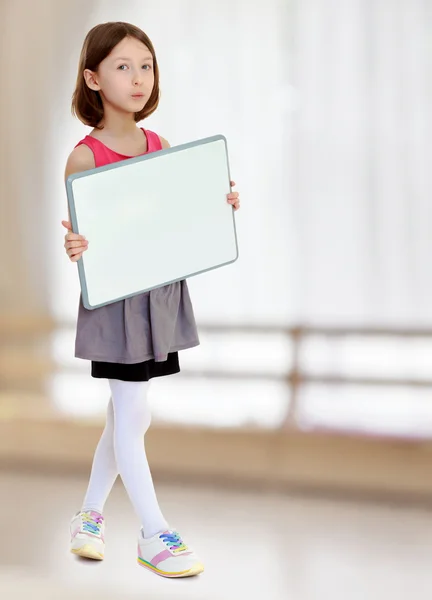 Küçük kız holding beyaz poster. — Stok fotoğraf