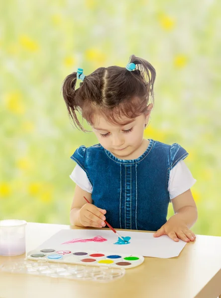 Little girl paints with watercolors at the table. — Stock Photo, Image