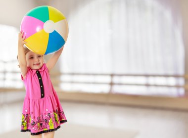 Kız holding topu Merkez over