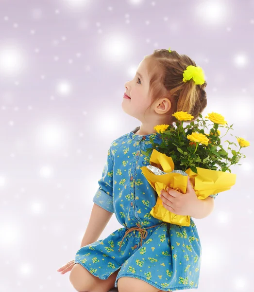 Menina com um buquê de flores amarelas — Fotografia de Stock