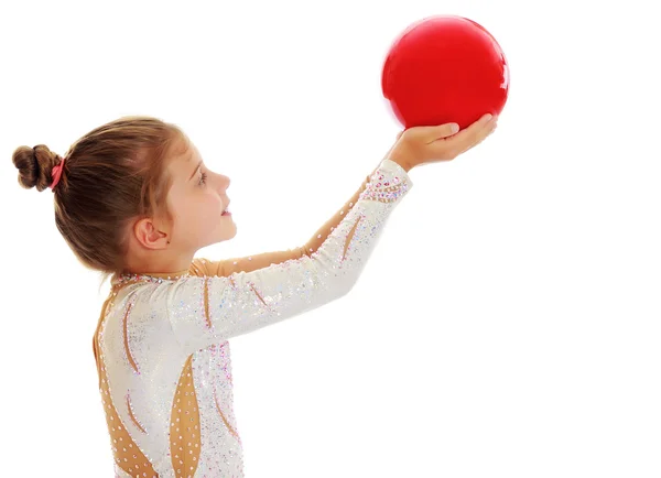Liten gymnast med en boll — Stockfoto