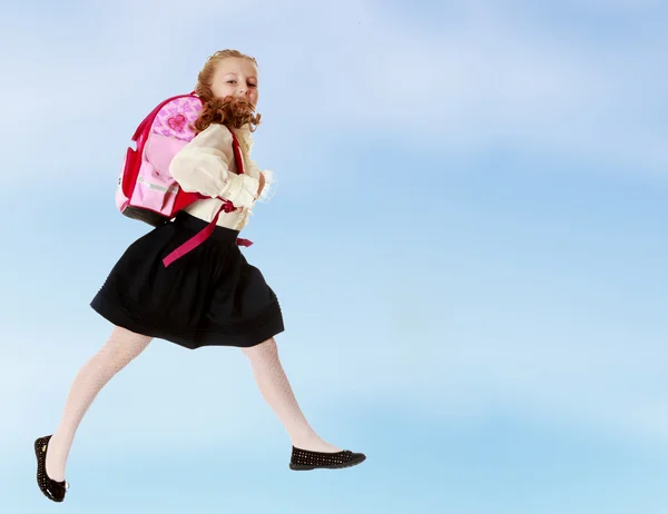 Niña con mochila y corre a la escuela . — Foto de Stock