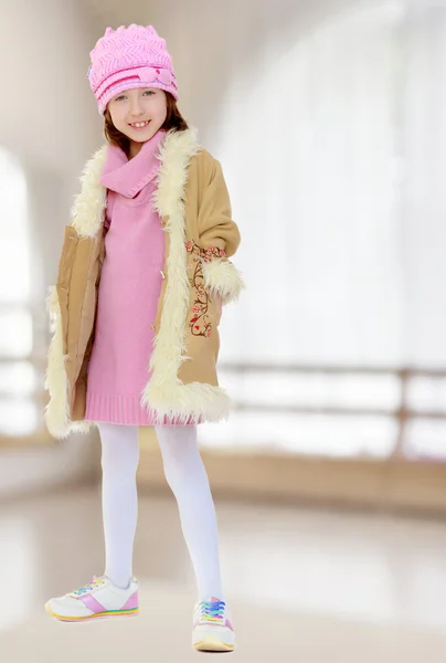 Schönes kleines Mädchen im Wintermantel mit Fell. — Stockfoto