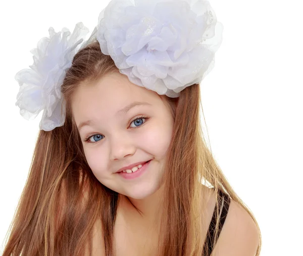 Hermosa niña con arcos blancos en la cabeza — Foto de Stock