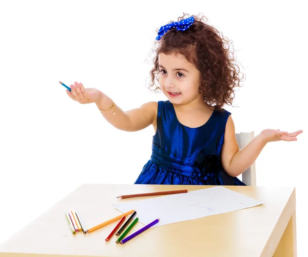 小女孩用铅笔绘制在桌旁 — 图库照片