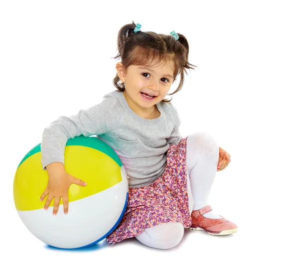 小女孩抱着一个大的球 — 图库照片