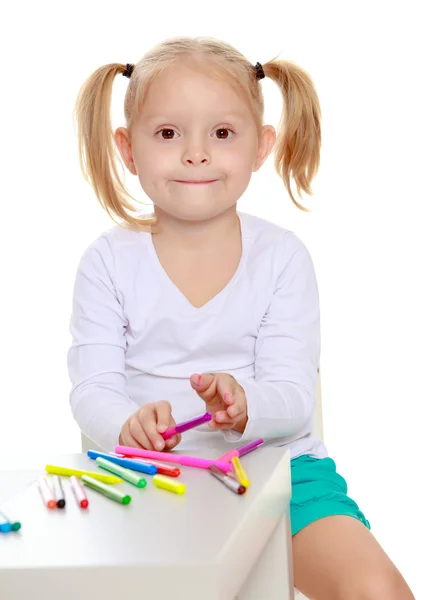 The girl draws with markers — Stock Photo, Image