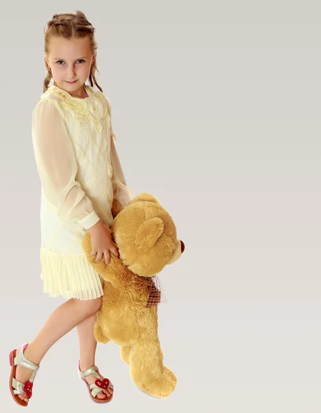 Belle petite fille avec un ours en peluche — Photo