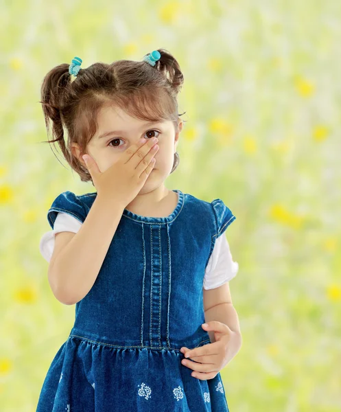 La ragazza si è coperta il viso di allergie — Foto Stock