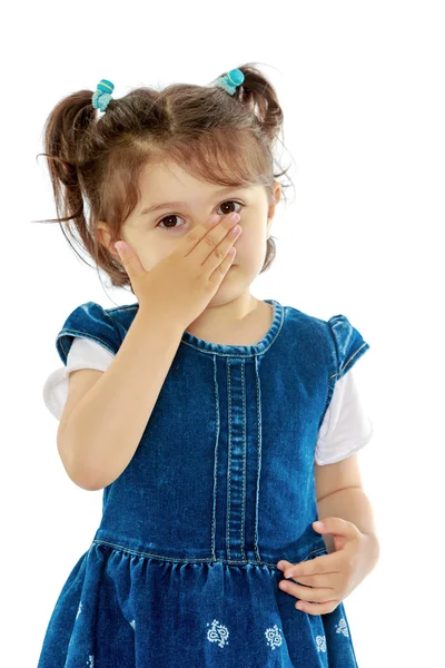 Девушка закрыла лицо от аллергии. — стоковое фото