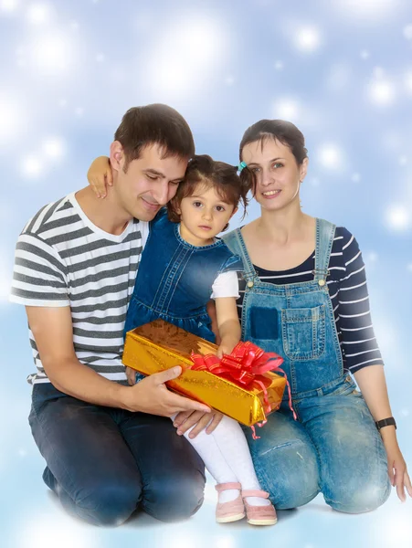 Junge Familie im Weihnachtsurlaub. — Stockfoto