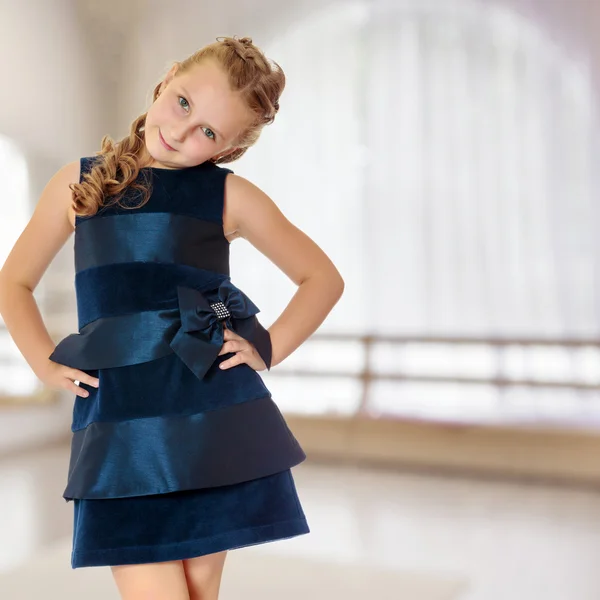 Hermosa niña vestida con un vestido azul . — Foto de Stock