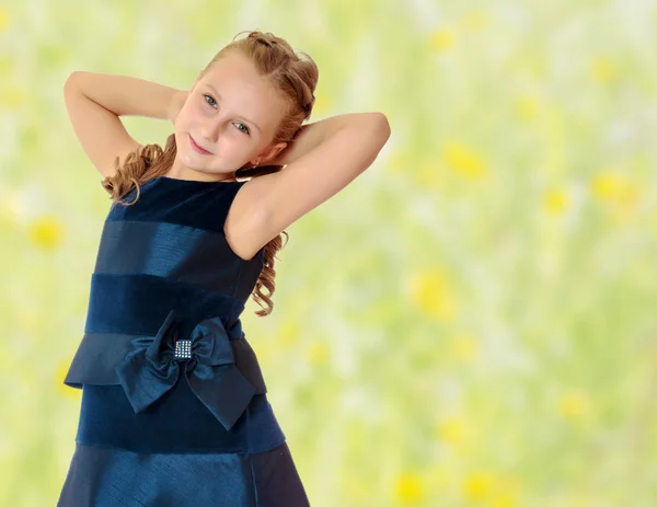 Vacker liten flicka klädd i en blå klänning. — Stockfoto