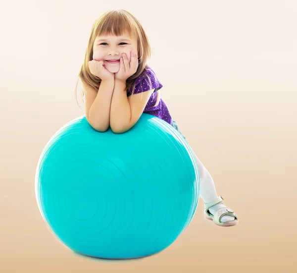 Flickan med bollen för fitness — Stockfoto