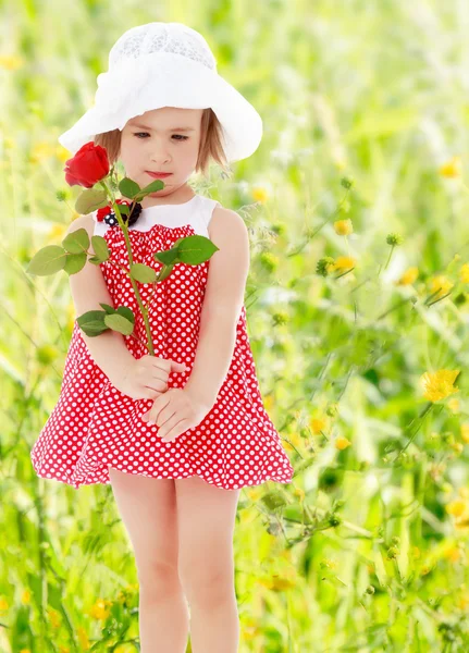 Meisje met roze bloem — Stockfoto