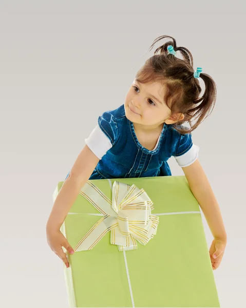 Menina com um presente — Fotografia de Stock