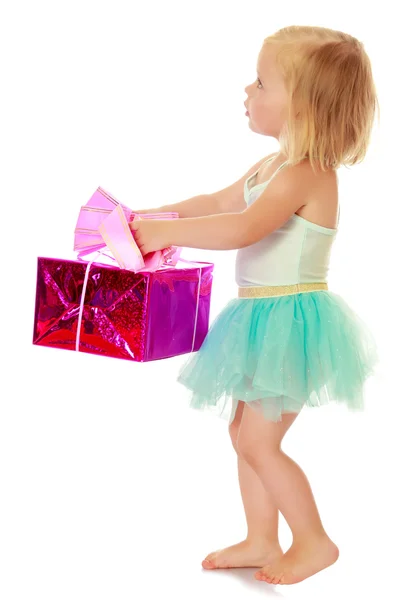 Mała baletnica z prezent — Zdjęcie stockowe