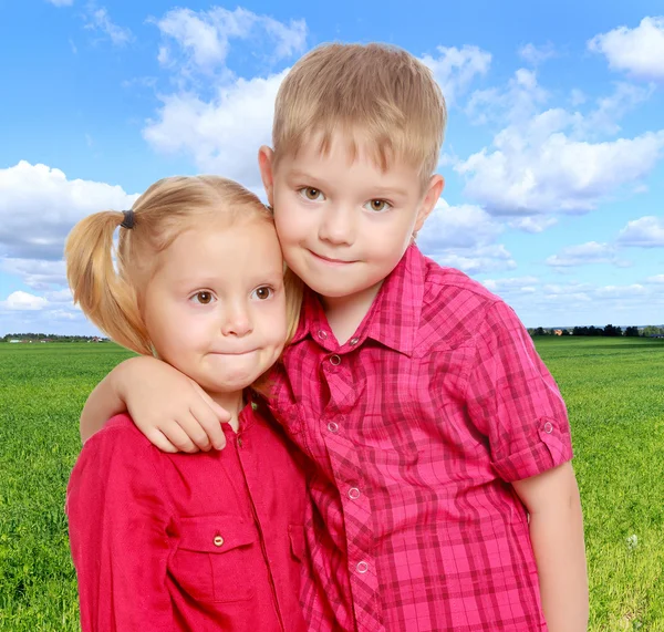 Маленький хлопчик і дівчинка обіймаються — стокове фото