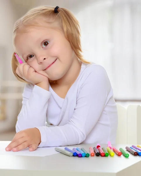 A menina desenha com marcadores — Fotografia de Stock