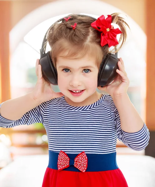 Chica en auriculares escucha música — Foto de Stock