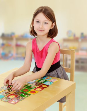 Küçük kız masada çalışma