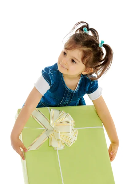 Dziewczynka z prezentem — Zdjęcie stockowe