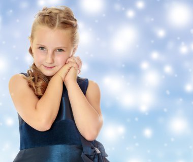 Mavi bir elbise giymiş güzel küçük kız.