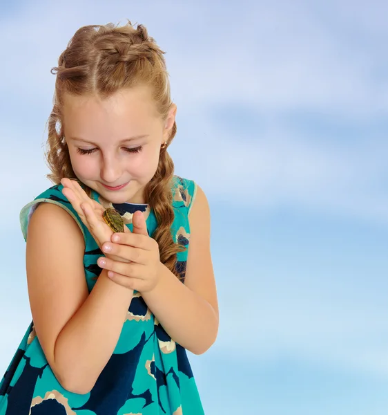 Little girl holding in hands a small turtle. — Stock Photo, Image