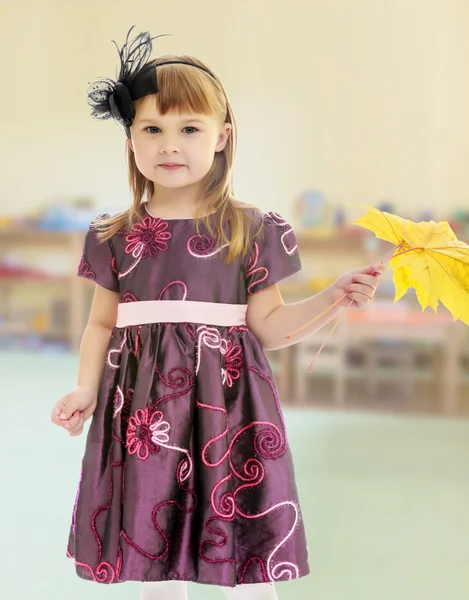 Girl holding a maple leaf — Stock Photo, Image