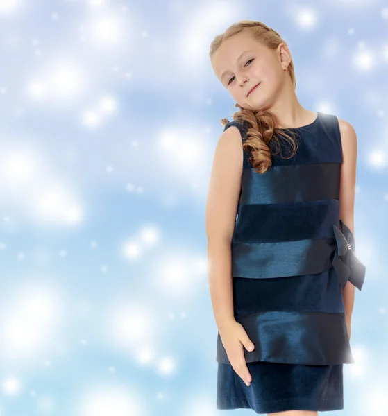एक निळा ड्रेस मध्ये परिधान सुंदर लहान मुलगी . — स्टॉक फोटो, इमेज