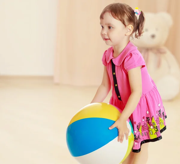 Das kleine Mädchen wirft den Ball — Stockfoto