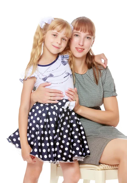 Anne ve Kız Sarılıyor — Stok fotoğraf