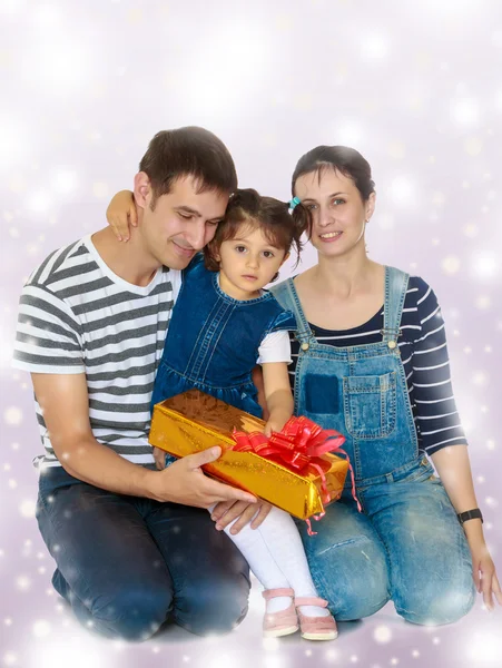 Ung familj i julhelgen. — Stockfoto